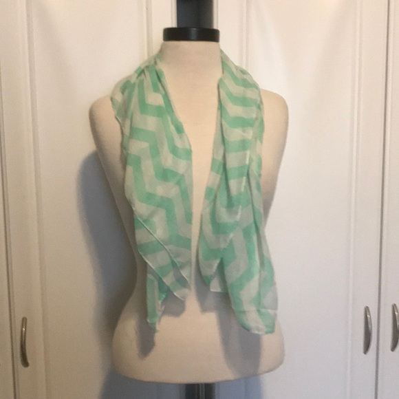 BEAUTIFUL LIGHT GREEN CHEVRON PATTERNED VEST/SCARF - Picture 4 of 4